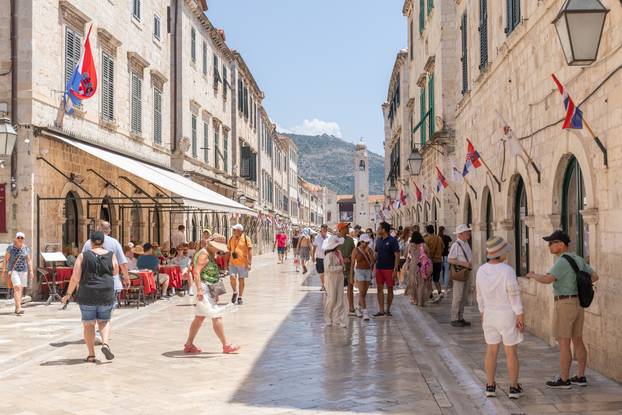 Dubrovnik:  Pune plaže i turističke gužve u gradu