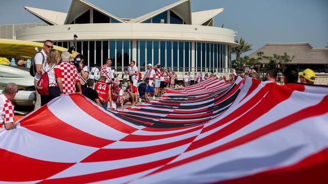 KATAR 2022 Doha: Navijači zastavom dugom 200 metara došli dati podršku hrvatskim reprezentativcima