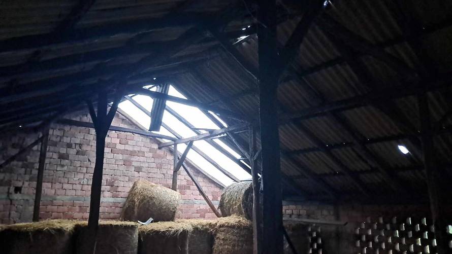 FOTO Nevrijeme kod Križevaca oštetilo krov: 'Prošlo je kao pijavica i napravilo veliku štetu'