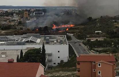 Kod trgovačkog centra u Splitu buknuo požar, brzo ga svladali