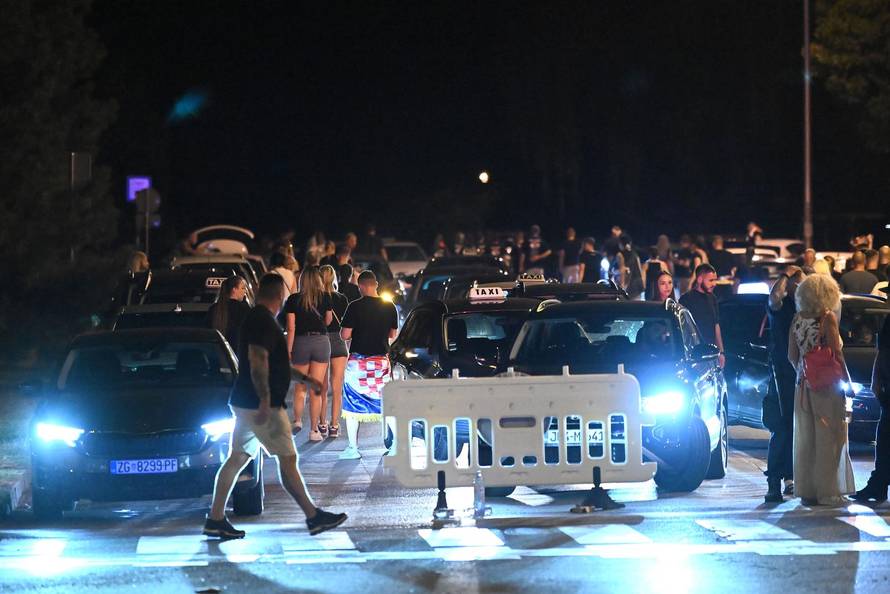 Zagreb: Završio je koncert Marka Perkovića Thompsona, kolone ljudi idu s hipodroma