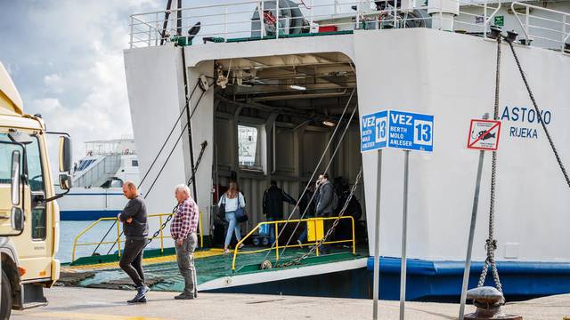 Split: Trajekt Lastovo isplovio je u 17h prema Vela Luci i Lastovu