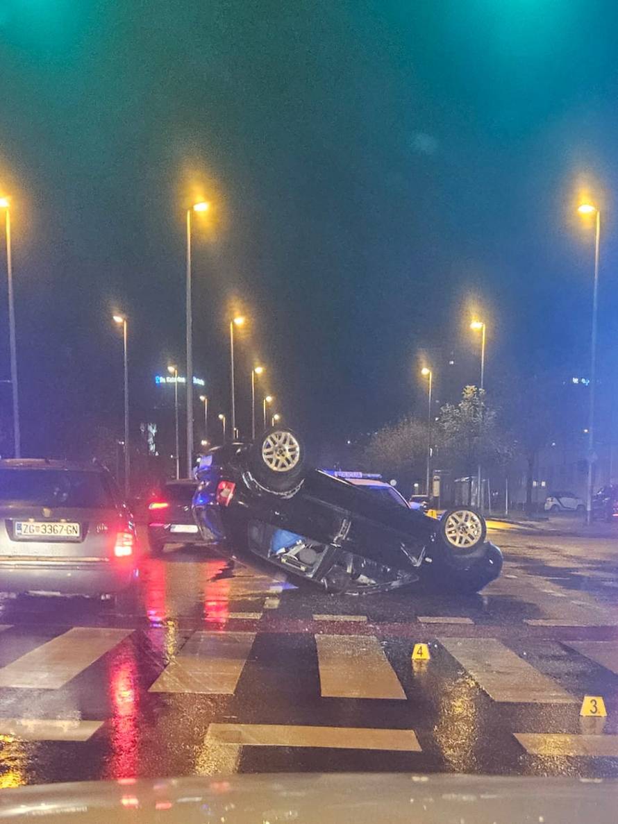 FOTO Sudarila se tri automobila u Zagrebu: Jedan je na krovu