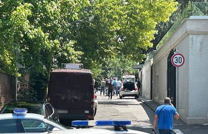 Užas u Beogradu: Samostrelom pogodio policajca kod izraelske ambasade. Napadača su ubili