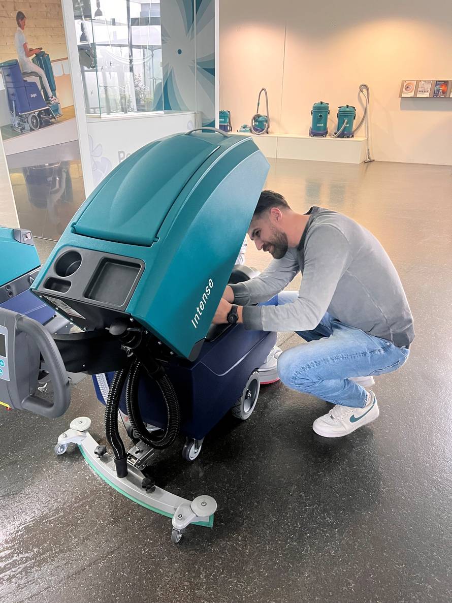 Upoznajte robota Marvina koji je iz Švicarske došao raditi u Hrvatsku