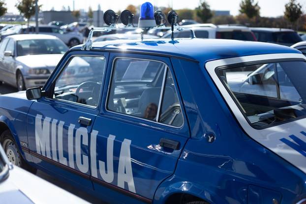 Osijek: Izložba oldtimer vozila ispred Gospodarskog centra