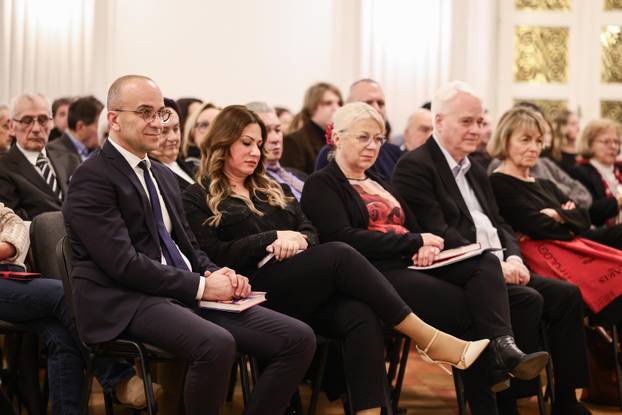 Zagreb: Promocija knjige Žene koje mašu rukama Jadranke Kosor