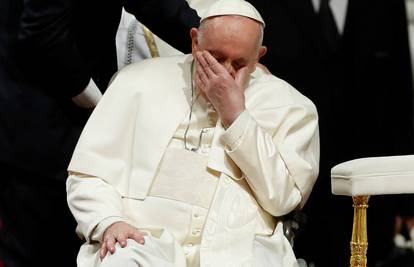 Papa Franjo naredio je bivšem pomoćniku pape Benedikta da do kraja lipnja napusti Vatikan
