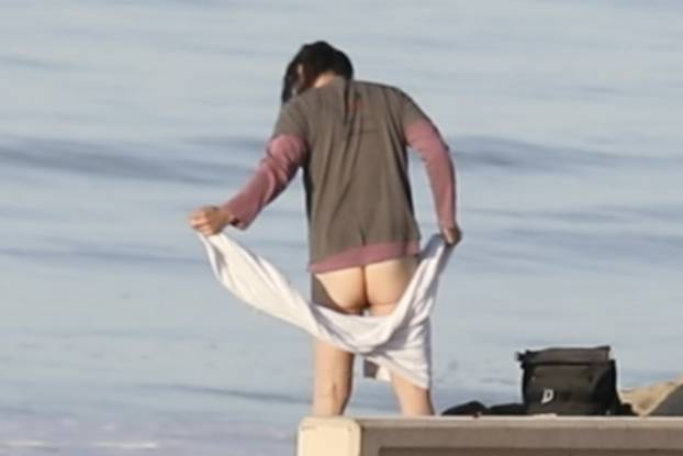 *PREMIUM-EXCLUSIVE* Keanu Reeves flashes his bare butt while drying off after a dip in the ocean