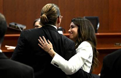 Nježni zagrljaji pokrenuli priče: Lijepa odvjetnica ljubi Deppa?