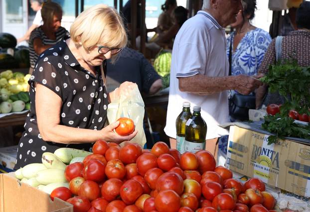Šibenik: Bogata ponuda vo?a i povr?a na gradskoj tržnici