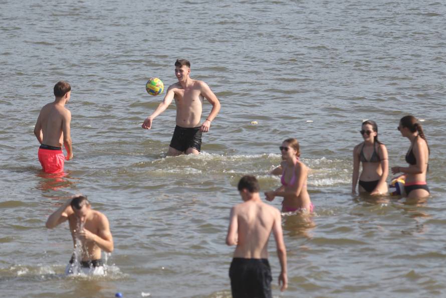 Osijek: Velika temperature je natjerala građane da potraže rashlađenje na Dravi