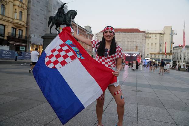 Zagreb: Navijači se okupljaju na Trgu uoči početka utakmice Hrvatske i Gane