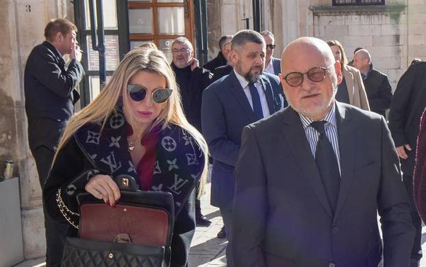 Dubrovnik: Zlatko Mateša u društvu djevojke Blanke prošetao Stradunom