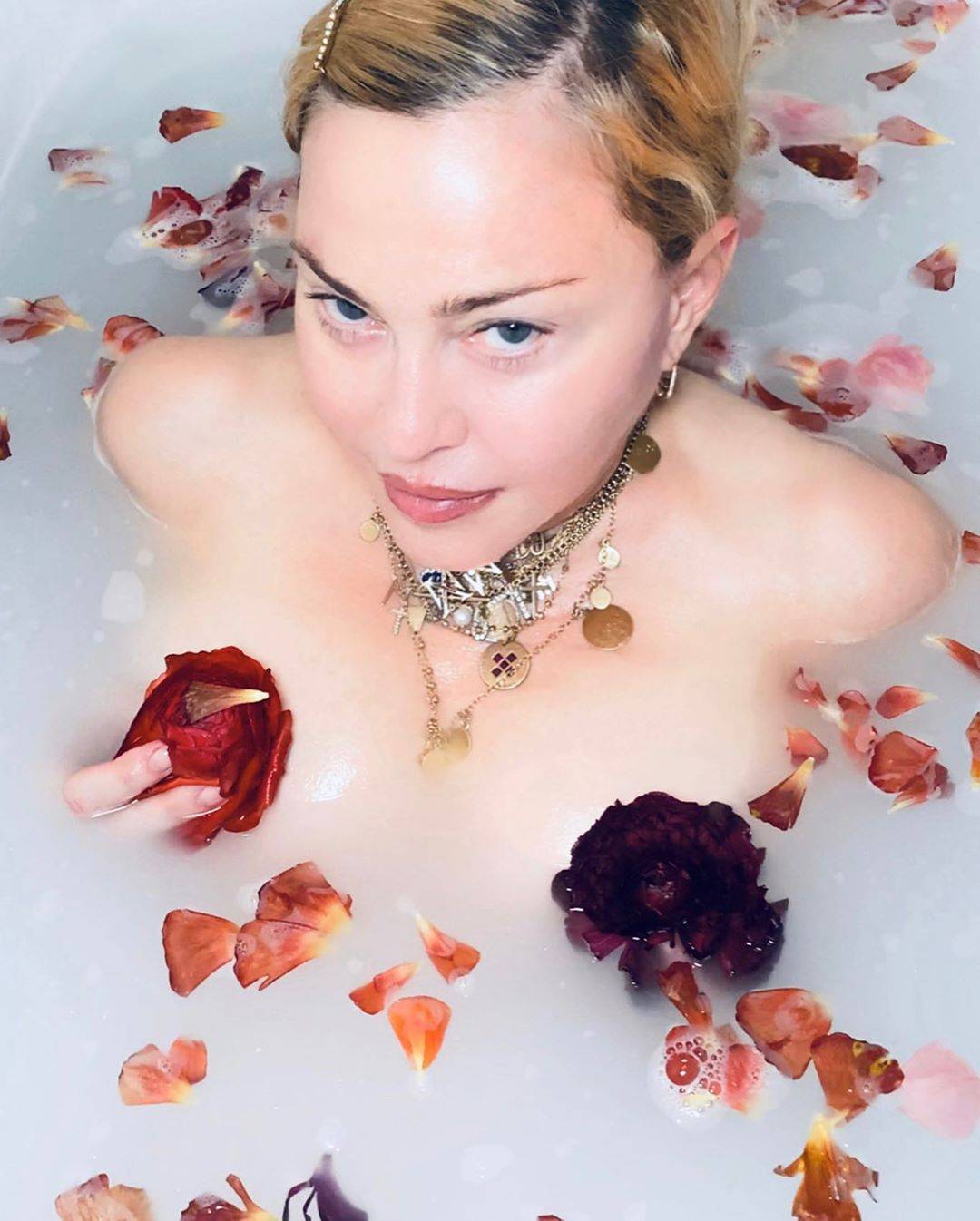 I Madonna leži doma: Kupa se u laticama i zapisuje intimnosti