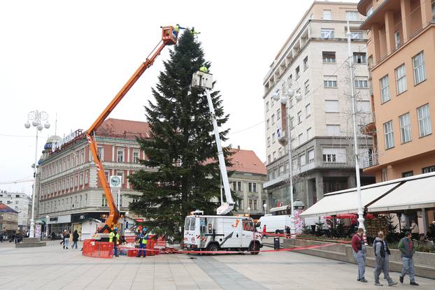 Zagreb: Na Trgu bana Jelačića počelo ukrašavanje bora