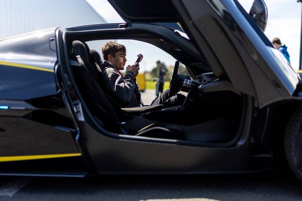 Rimac Nevere parkirane ispred Rimac kampusa u Kerestincu povodom Trilblazers Toura