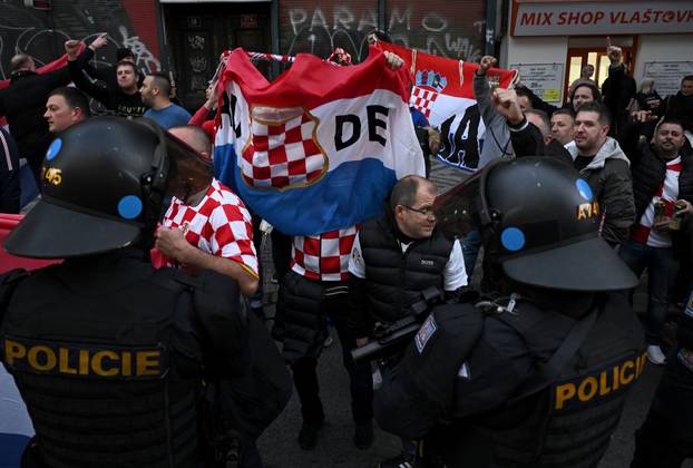 Prag: Hrvatski navijači u korteu idu do stadiona