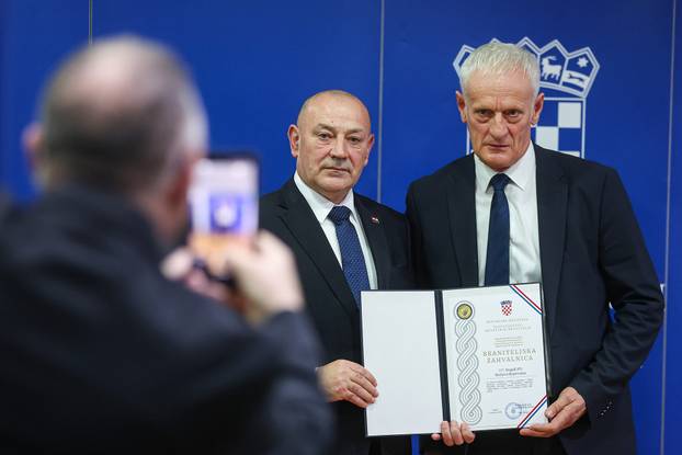 Zagreb: Ministar Tomo Medved uru?io je braniteljske zahvalnice postrojbama iz Domovinskog rata