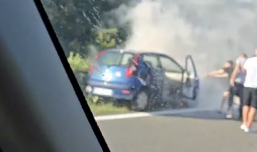 VIDEO Buktinja na autocesti kod Demerja, izgorio je auto: Hitna pomoć odvezla jednog čovjeka