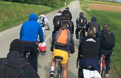 Biciklom na gostovanje: Prešli su 190 km da bodre Osječane