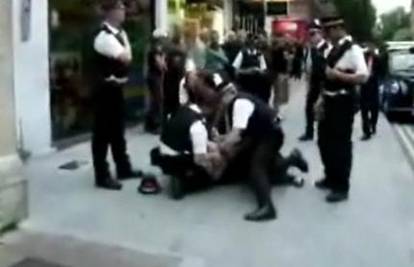 Četiri policajca smirivali pijanog vojnika u Londonu