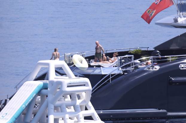 Obiteljski odmor slavnog podcastera na Braču: Joe Rogan uživa na superjahti, kupa se i skače u more