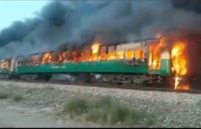 Požar vlaka u Pakistanu: 46 ljudi poginulo, vagoni uništeni
