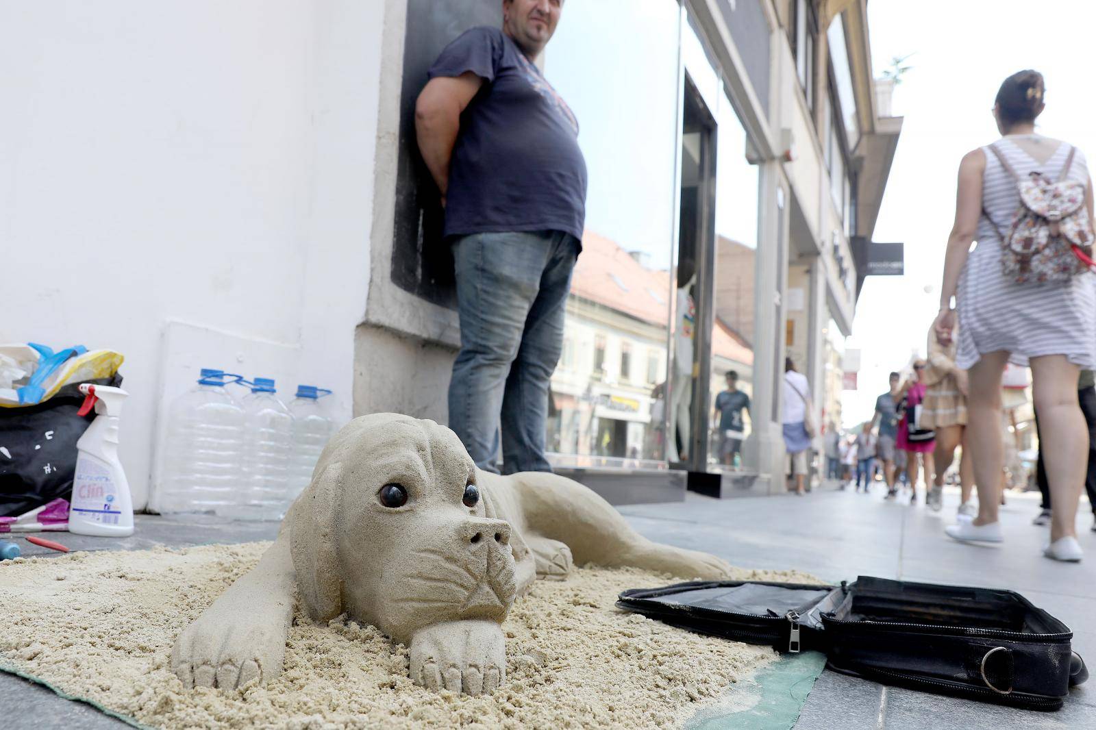Zagreb: Strani drÅ¾avljanin pokuÅ¡ava skulpturom psa od pijeska zaraditi koju kunu