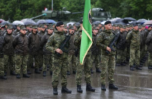 FOTO Suze i zagrljaji u Požegi: 900 novih ročnika položilo prisegu, među njima i 53 žene