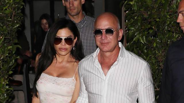 Jeff Bezos and Lauren Sanchez eat out in Santa Monica!