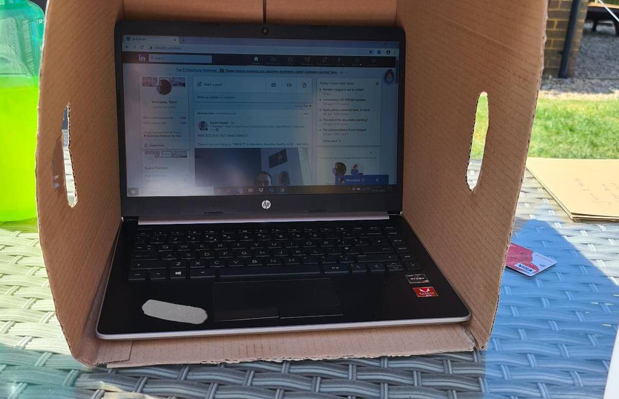 Novo 'čudo tehnologije': Otkrio trik kako da sunce ne zabljesne ekran laptopa dok radite vani