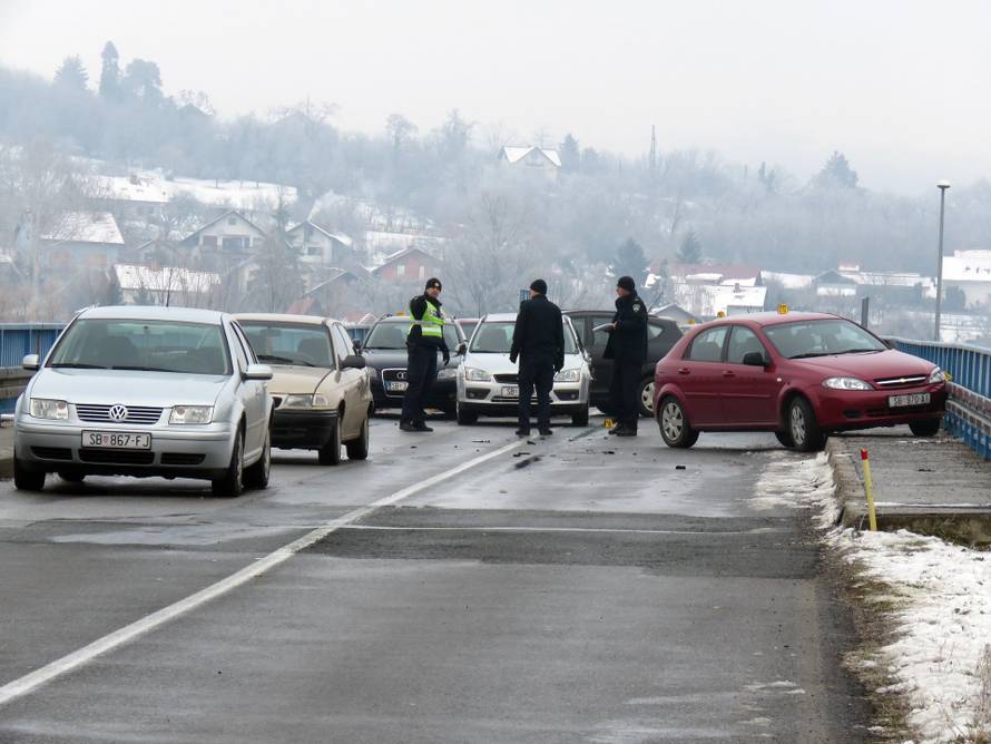 Auto na krovu,  deseci ljudi na Hitnoj zbog leda u Sl. Brodu