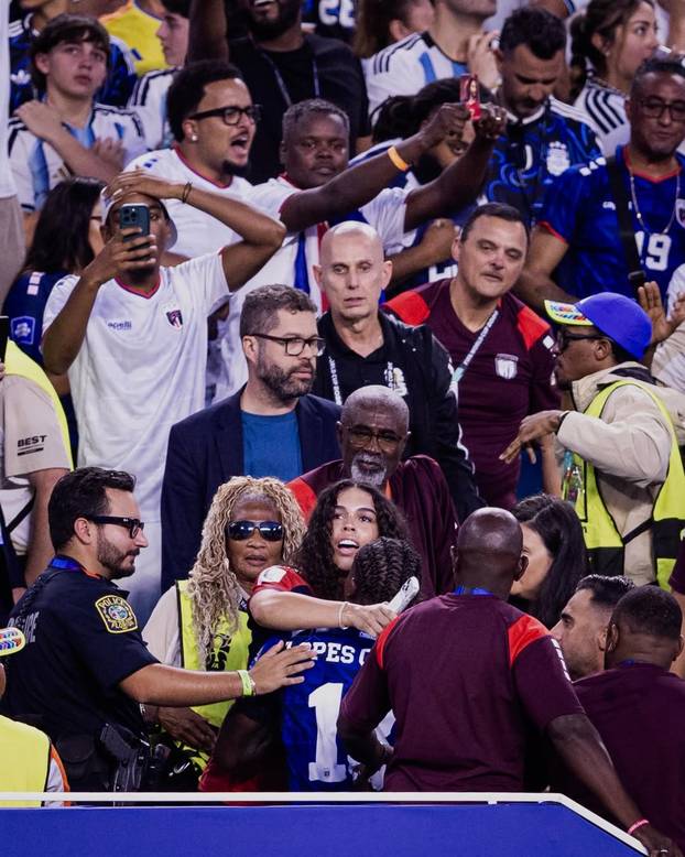 FOTO Vatreni poljubac nakon golčine Argentini! Evo kome je u zagrljaj trčao heroj 'Otočana'
