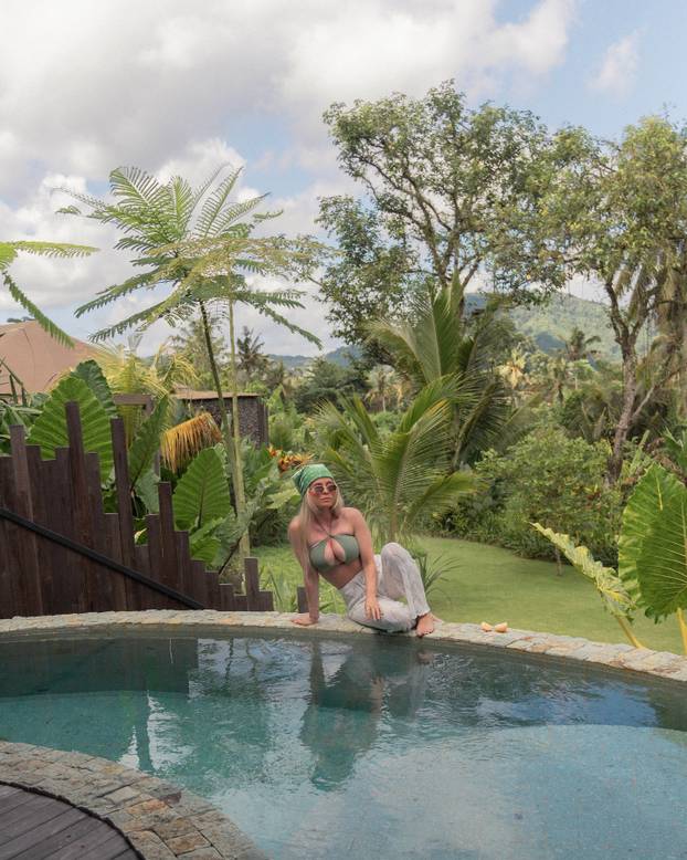 FOTO Ova 'crvena vražica' mami poglede i drugih navijača. Ili je u dresu, ili se fotka u bikiniju...