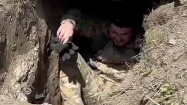 Pogledajte kako ukrajinski vojnici zbijaju šale u rovovima