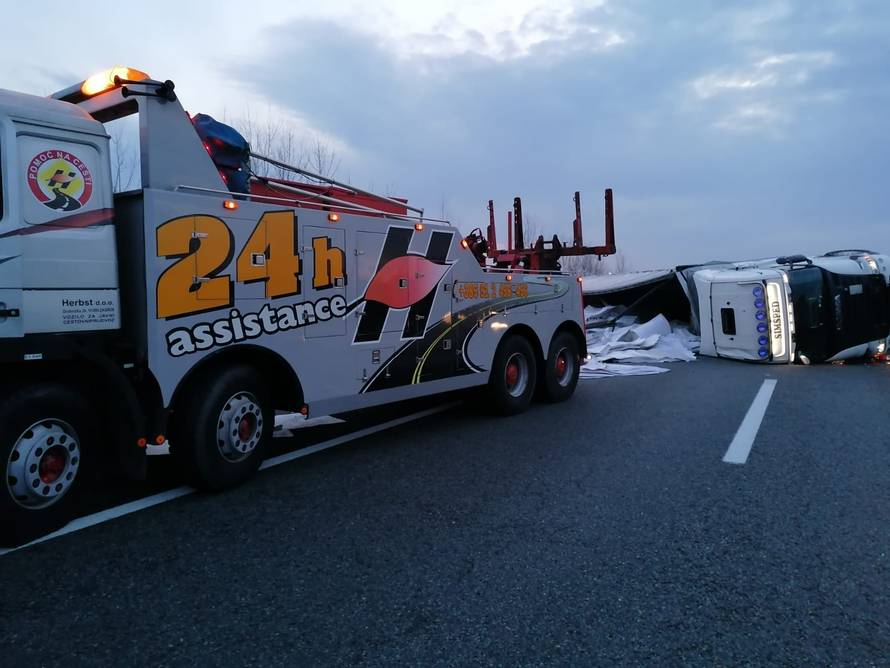 Šleper beogradskih tablica se prevrnuo na A3 kod S. Broda