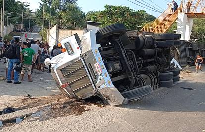 Najmanje 54 ljudi poginulo je u sudaru kamiona u Meksiku