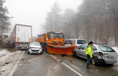 Krš i lom kod Rijeke: Sudar dva šlepera, busa, ralice i više auta