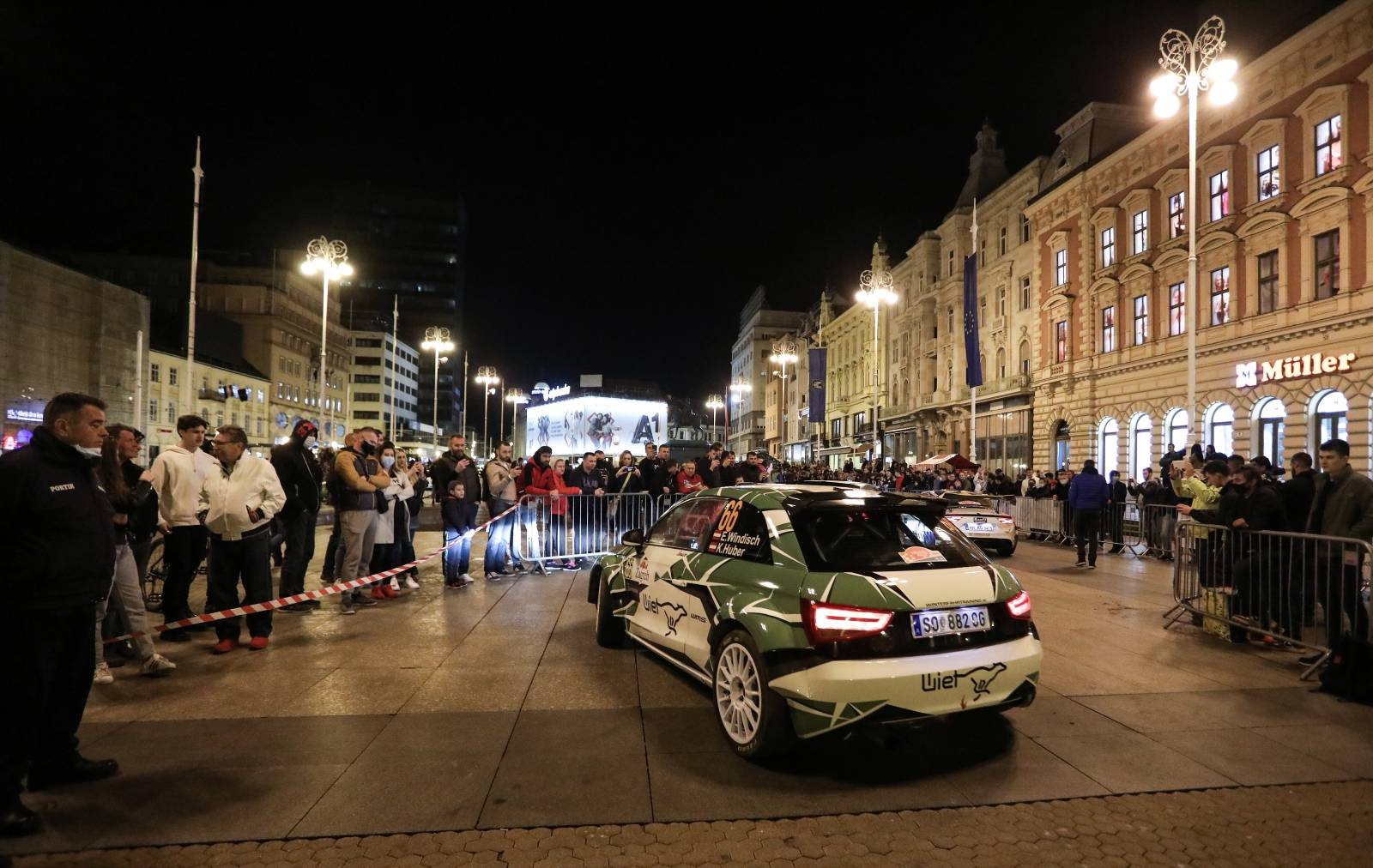 Zagreb: WRC automobili  na glavom gradskom trgu privukli veliku pažnju građana