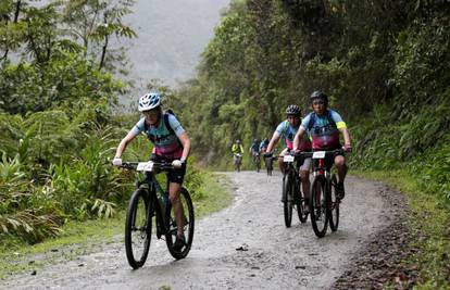 Baka (70) svladala biciklističku stazu poznatu kao Cesta smrti