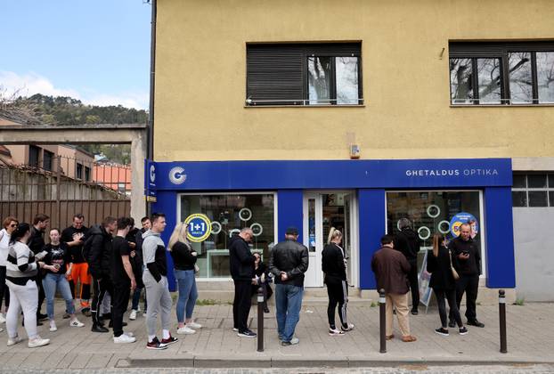 Samobor: Ljudi čekaju u redu ispred Ghetaldusa za karte za Thompsonov koncert