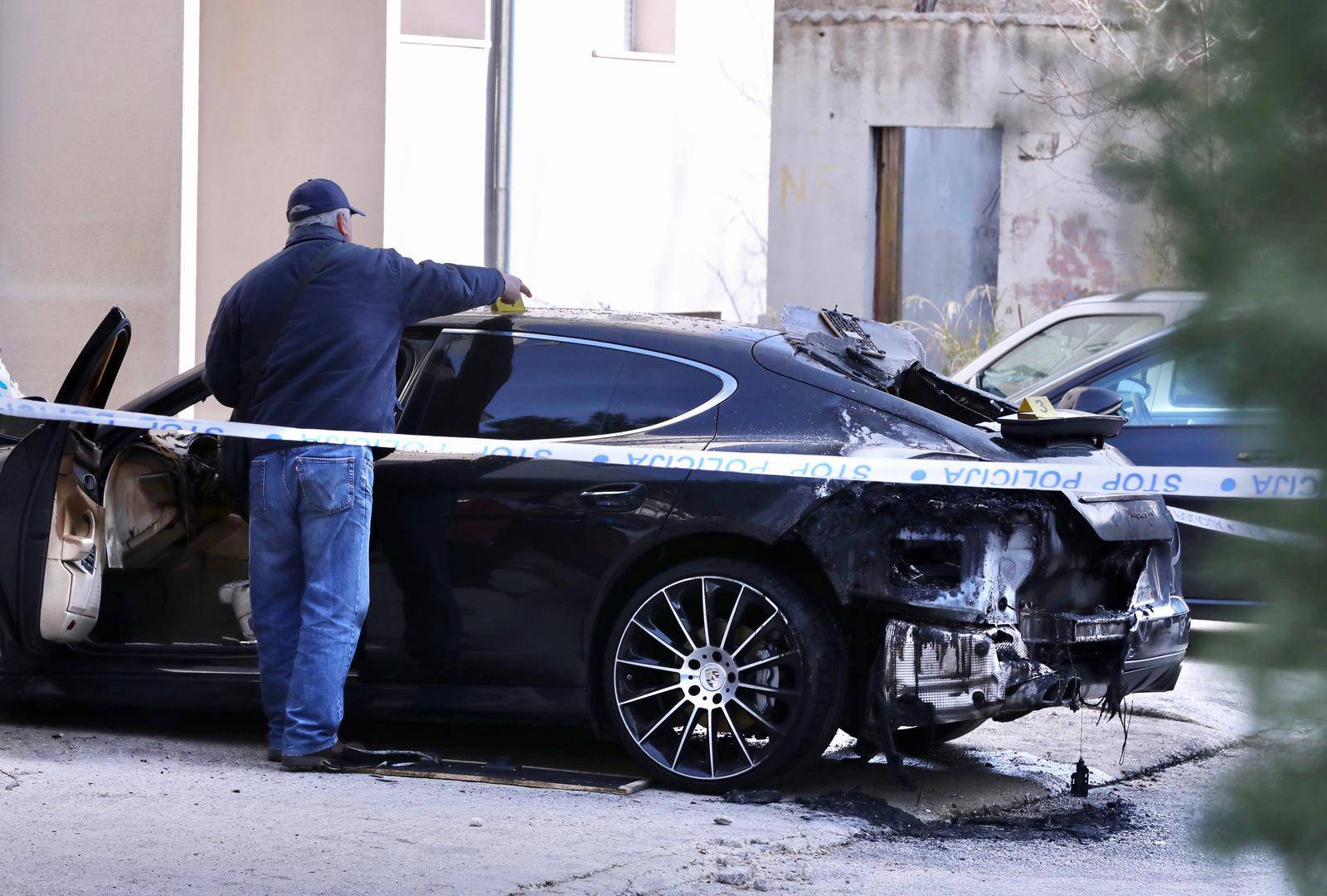 Na parkiralištu u Splitu usred noći gorio Porsche