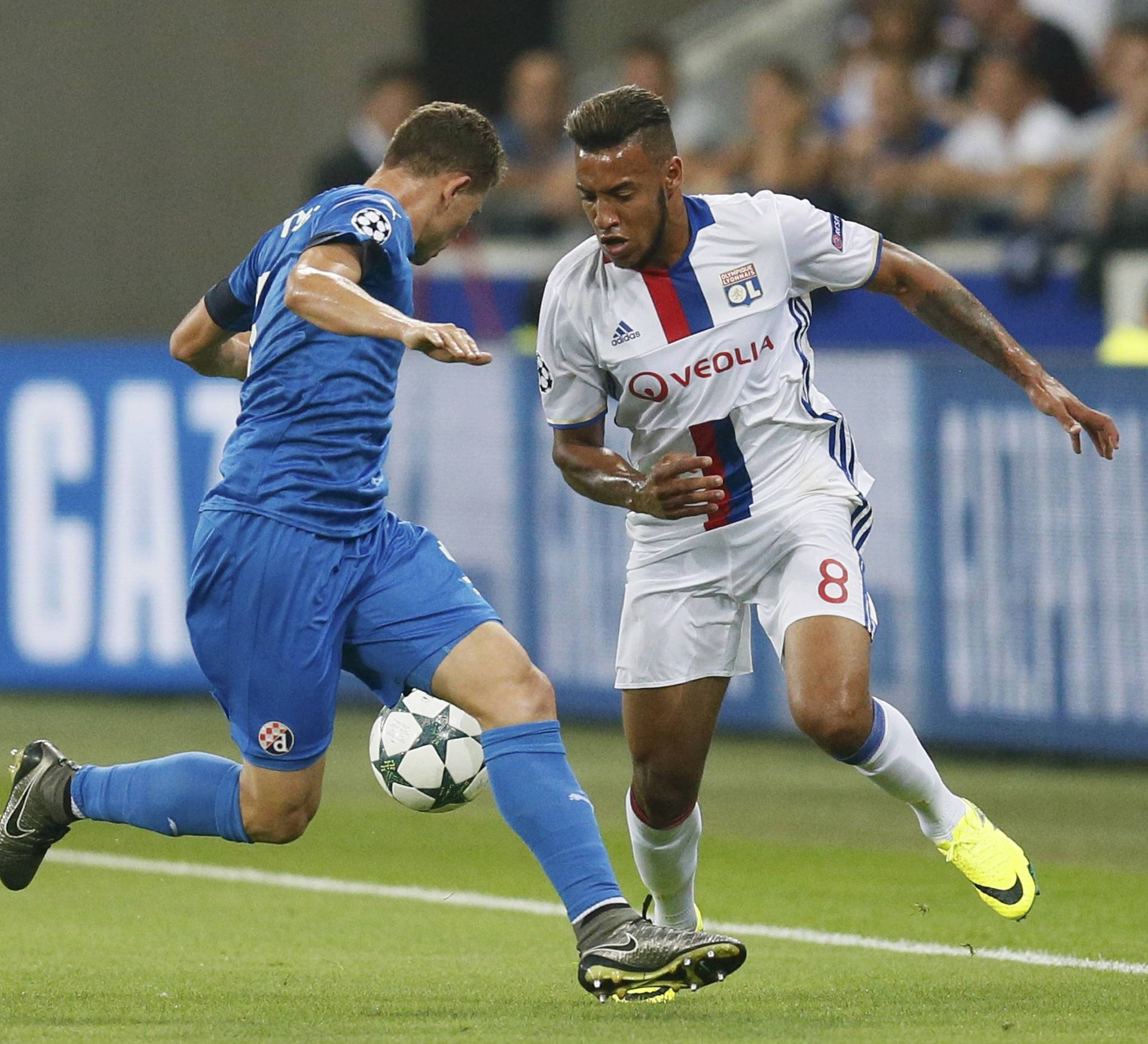 Dinamo Zagreb's Jonas (L) in action with Olympique Lyon's Corentin Tolisso