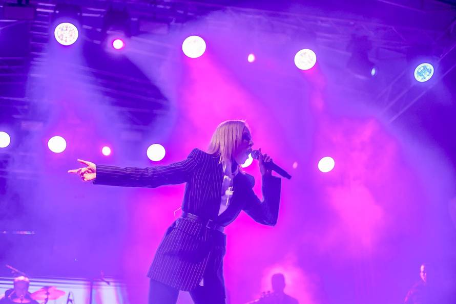 Samobor: Jelena Rozga zabavljala okupljene na Fašniku