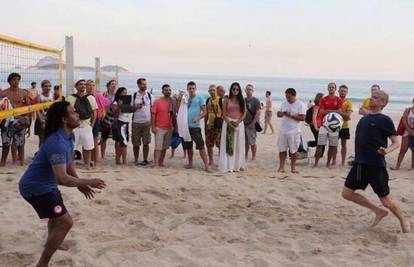 Wenger u Brazilu igra nogomet na pijesku okružen ljepoticama