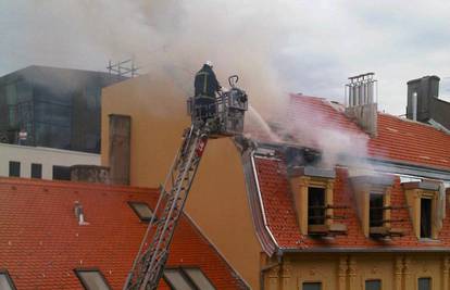Ugasili požar na krovu zgrade Hoto Grupe u Varšavskoj ulici