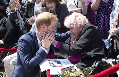 Udovica ratnog veterana (98) ukrala poljubac princa Harryja