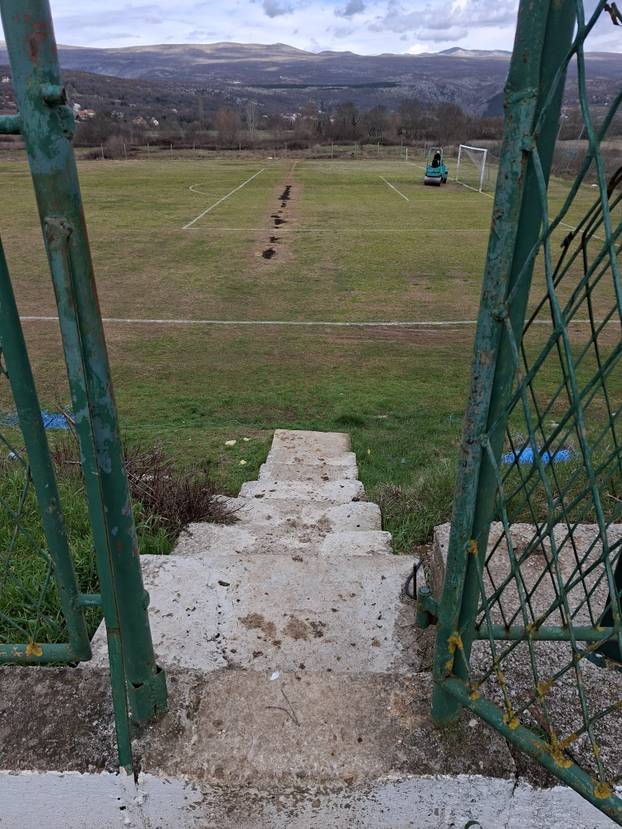 FOTO Sramota u Hrvacama. Ovo je nogometni teren?! Javio se savez, pogledajte što su našli
