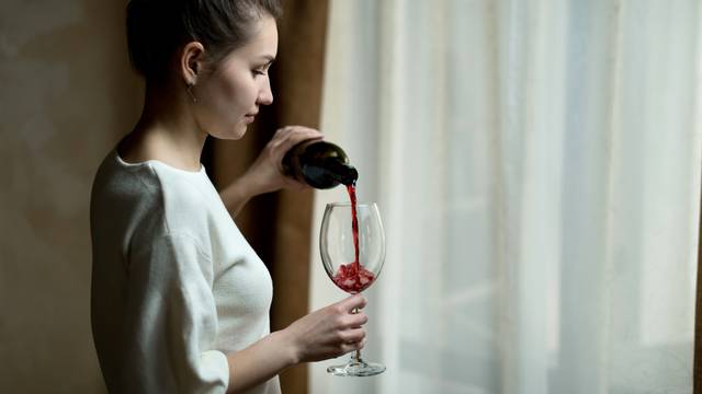 Zašto nas od crnog vina može zaboljeti glava? Više je teorija